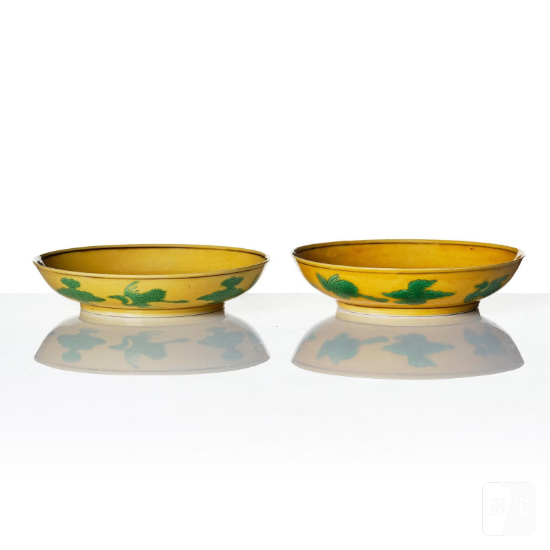 A pair of yellow ground aubergine- and green-enamelled 'dragon' dishes, - 图2